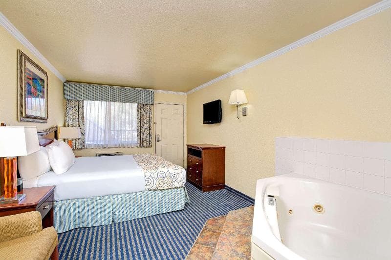 Super 8 by Wyndham Santa Cruz Beach Boardwalk photo 1