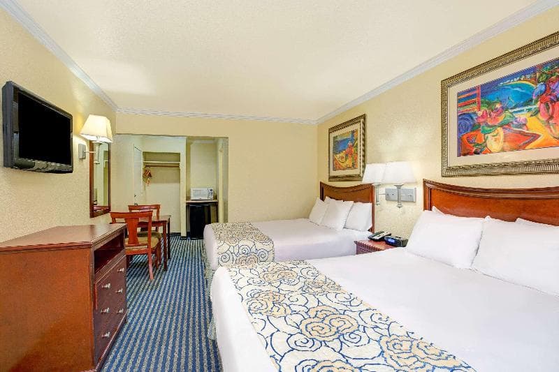 Super 8 by Wyndham Santa Cruz Beach Boardwalk 2