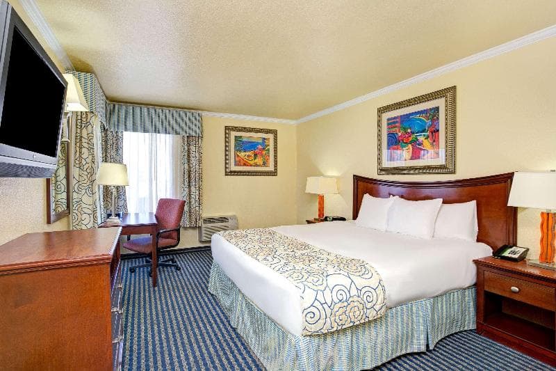 Super 8 by Wyndham Santa Cruz Beach Boardwalk 3