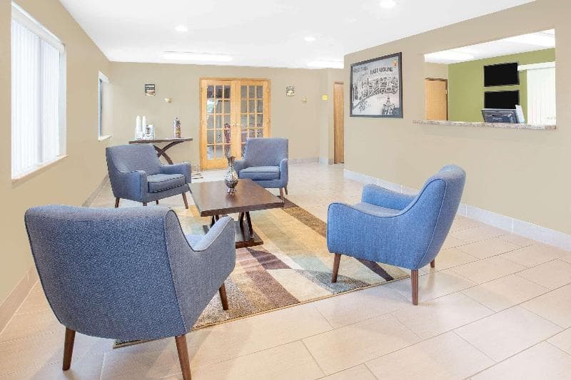 Super 8 By Wyndham East Moline 5