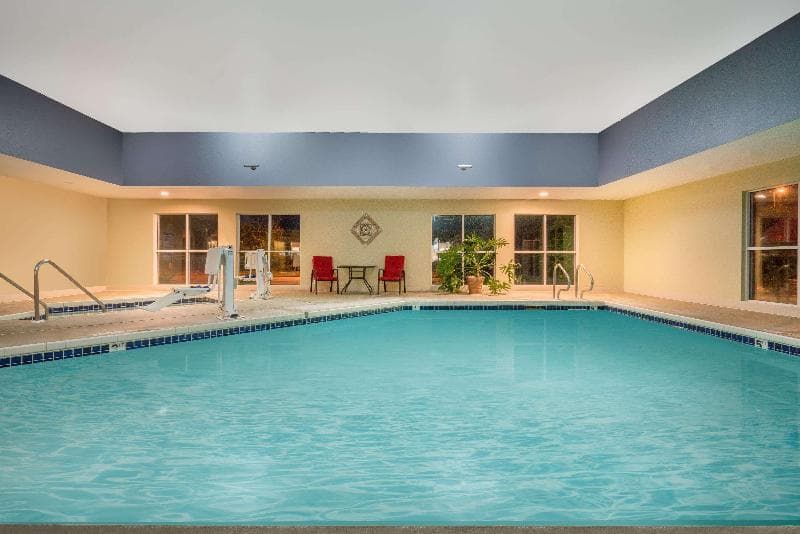 Super 8 By Wyndham Menomonie 5