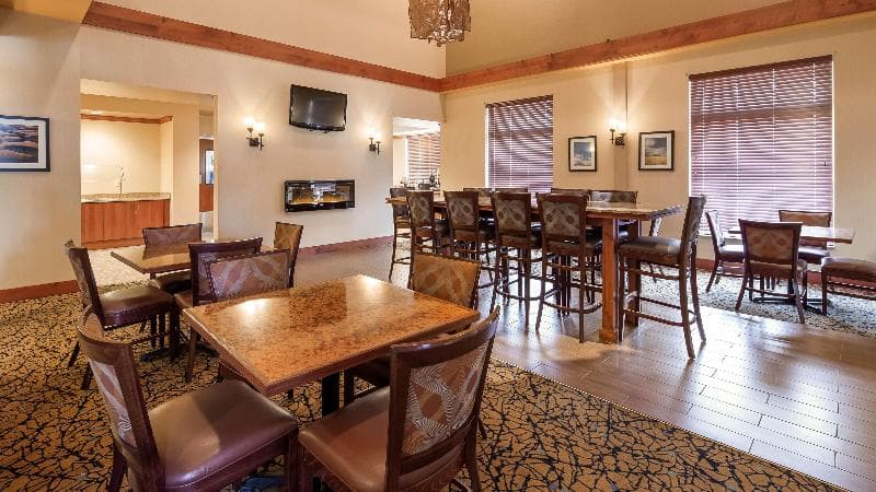 Best Western Golden Prairie Inn & Suites 3