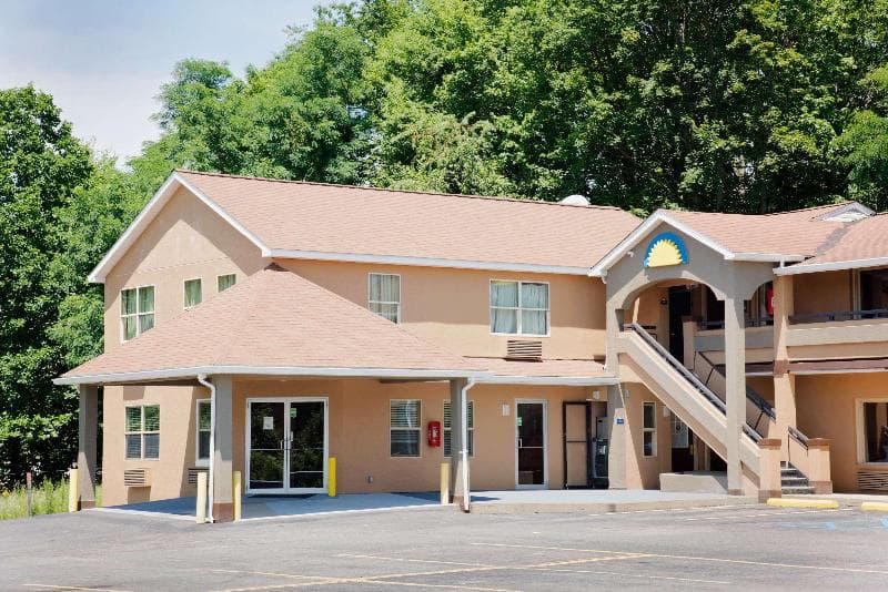 Days Inn by Wyndham Fairmont 4