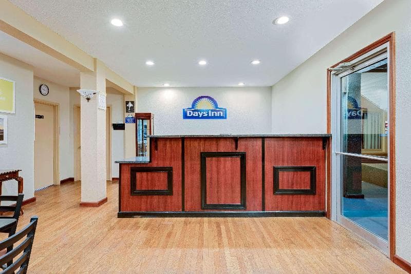 Days Inn by Wyndham Fairmont 3