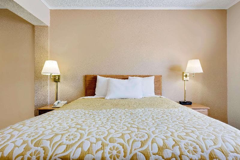 Days Inn by Wyndham Fairmont 2