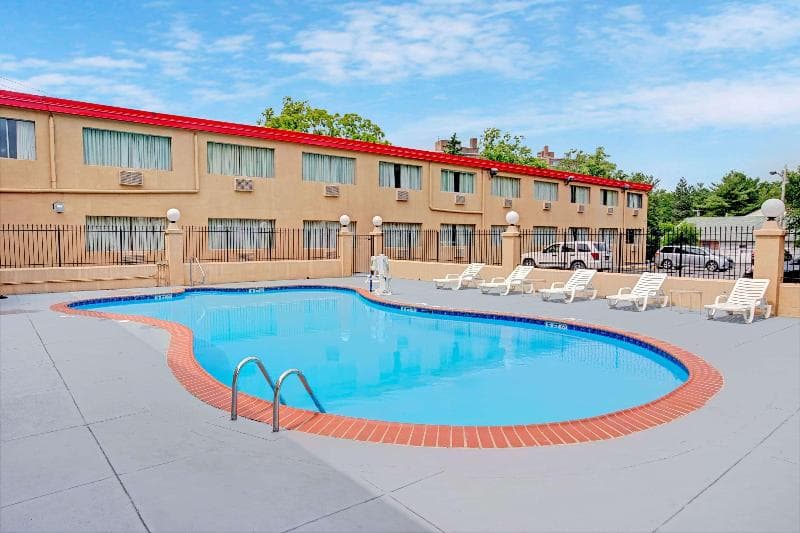 Howard Johnson By Wyndham Pikesville 5