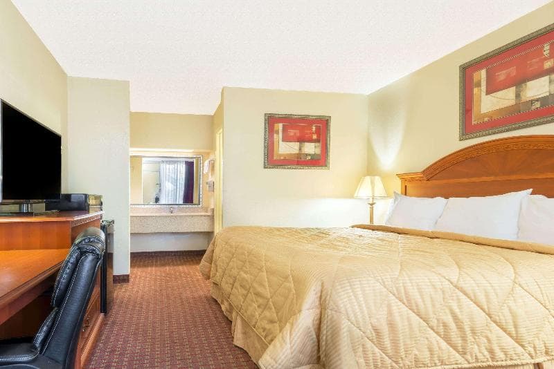 Days Inn By Wyndham Shorter photo 1