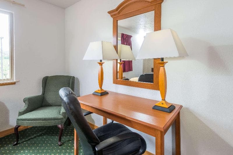 Super 8 By Wyndham Fairmont 3