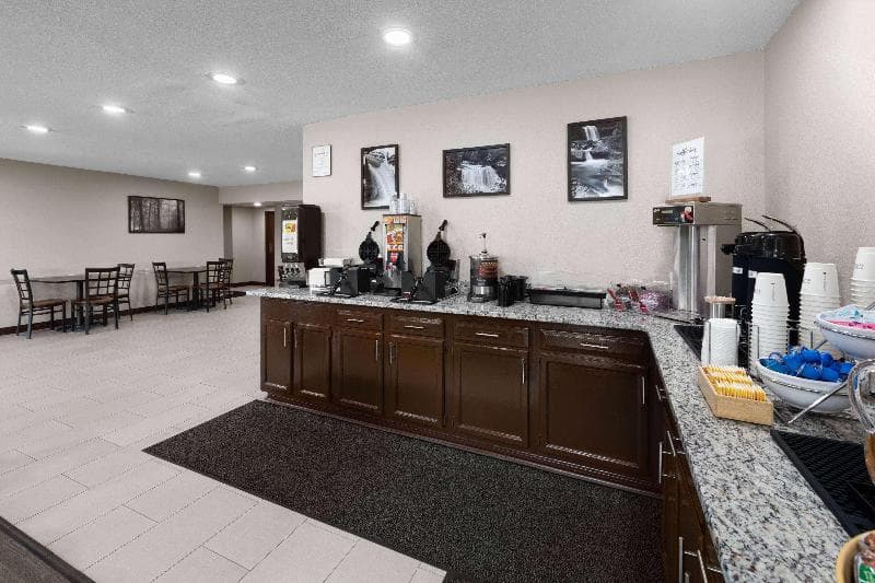 Super 8 By Wyndham Fairmont 4