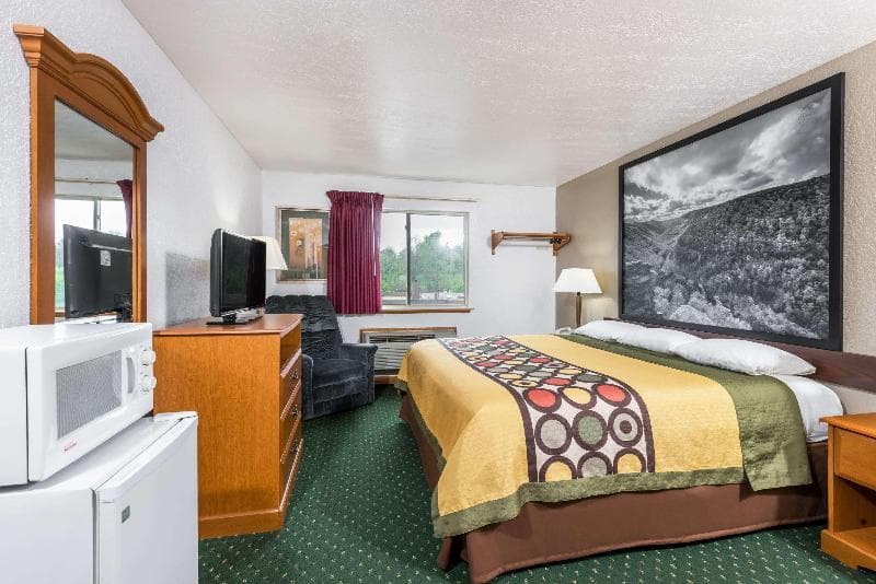 Super 8 By Wyndham Fairmont 5