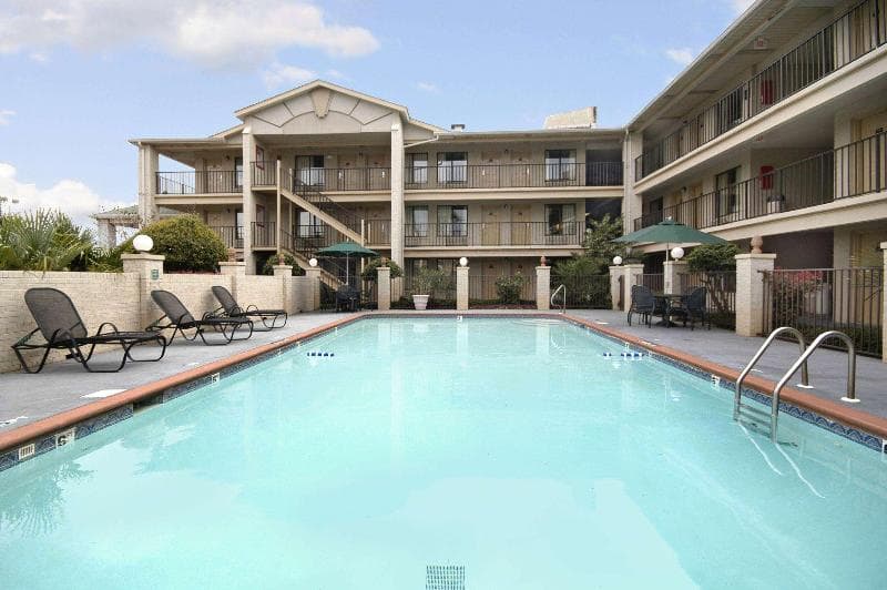 Days Inn & Suites by Wyndham Mobile 5