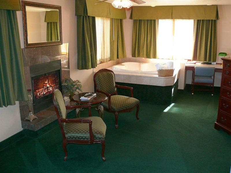 Rogue Regency Inn & Suites 3