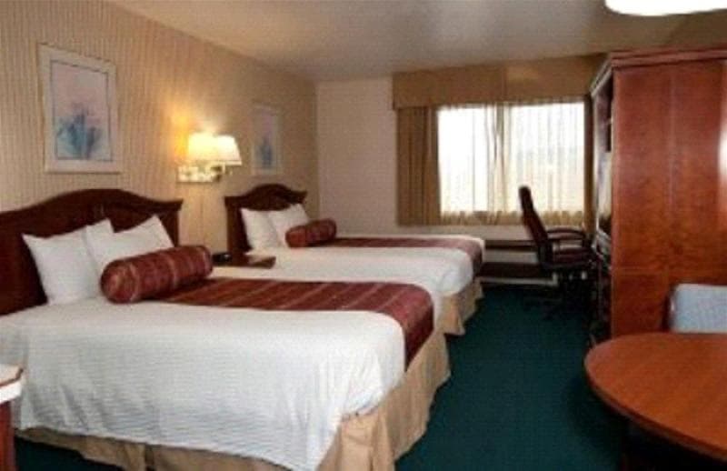 Rogue Regency Inn & Suites 4