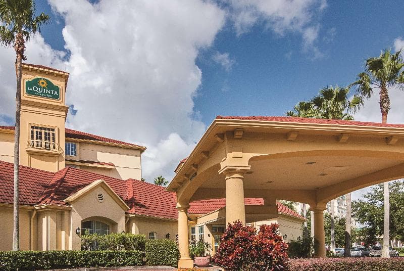 La Quinta Inn & Suites by Wyndham Orlando Airport North photo 1