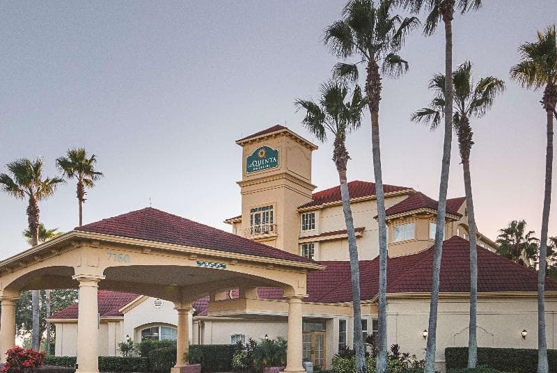La Quinta Inn & Suites by Wyndham Orlando Airport North 3