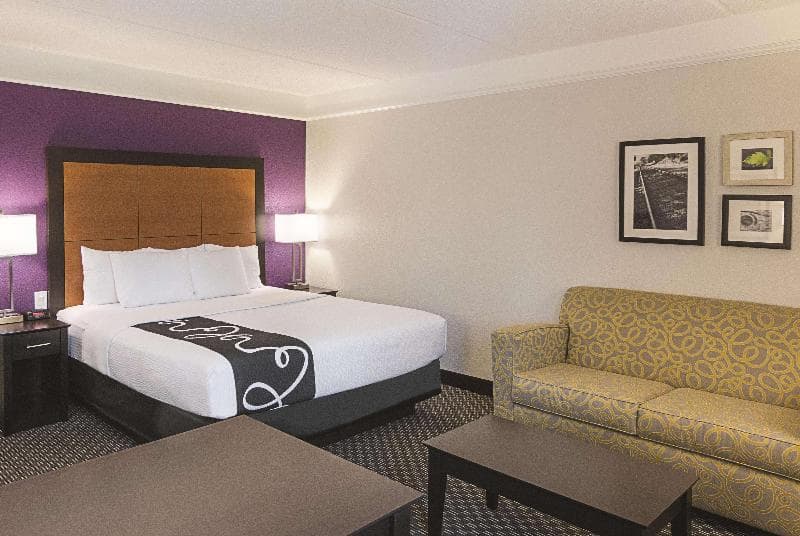 La Quinta Inn & Suites by Wyndham Orlando Airport North 5