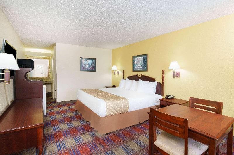 Travelodge by Wyndham Montgomery East 5