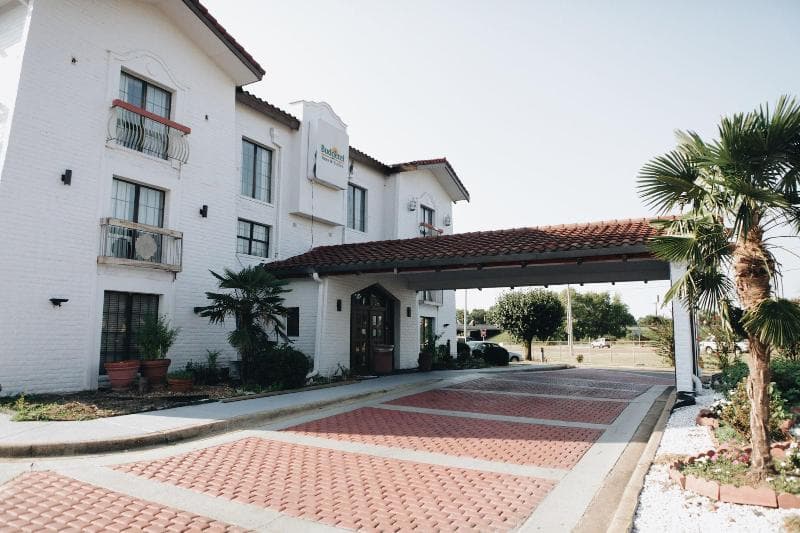 Budgetel Inn & Suites 4