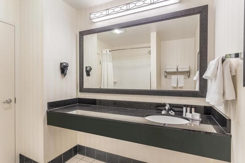 Fairfield Inn & Suites By Marriott Madison East 5