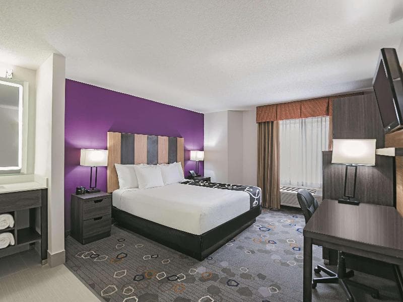 La Quinta Inn & Suites by Wyndham Minneapolis Northwest 3