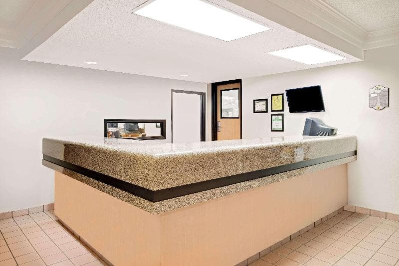Super 8 By Wyndham Metropolis 5