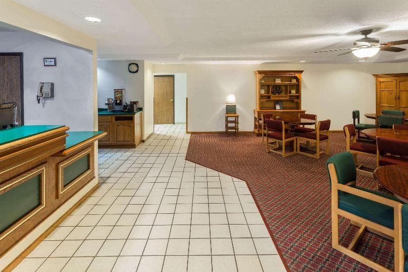 Super 8 By Wyndham Reedsburg 2