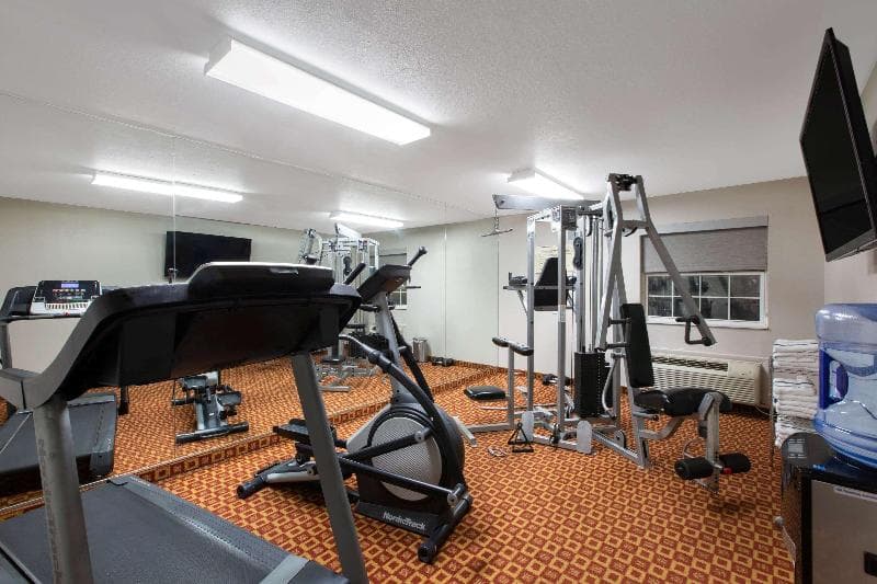 La Quinta Inn & Suites by Wyndham Blue Springs 2