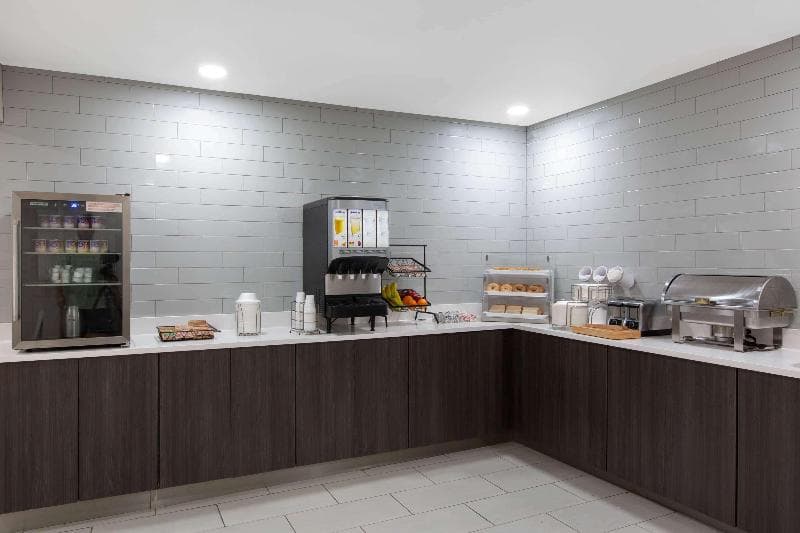 La Quinta Inn & Suites by Wyndham Blue Springs 3