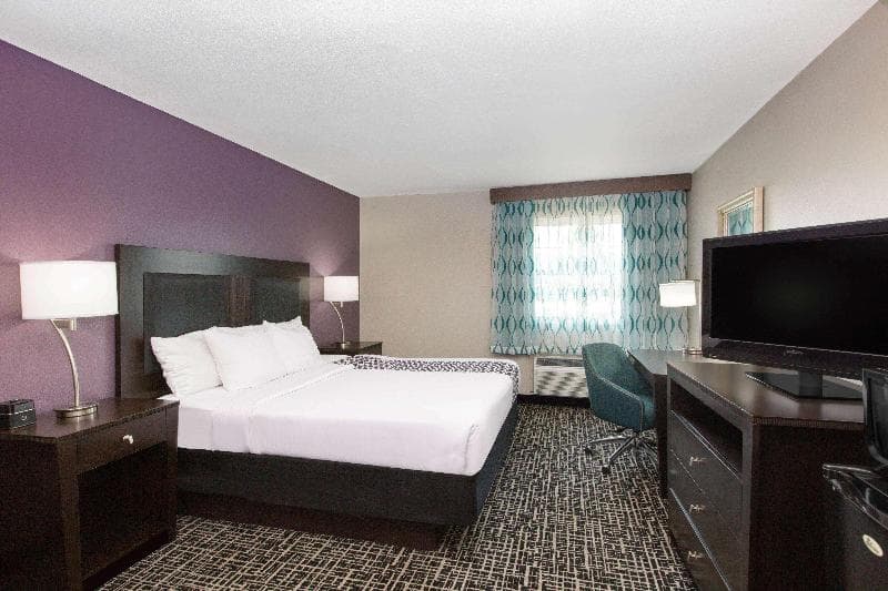 La Quinta Inn & Suites by Wyndham Blue Springs 5
