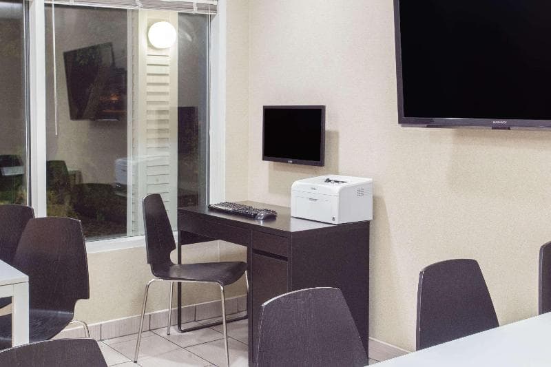 Super 8 By Wyndham Madison East 4