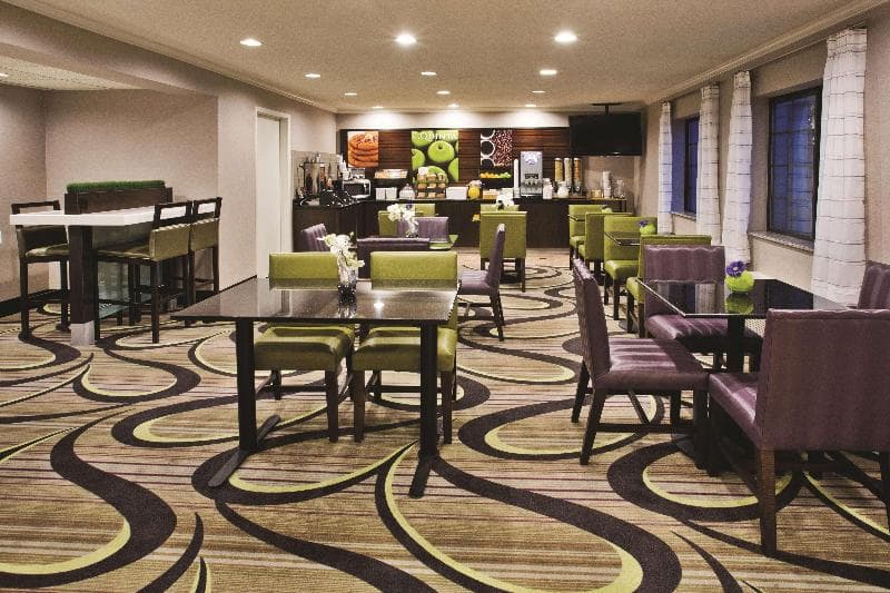 La Quinta Inn & Suites by Wyndham Milwaukee Delafield 3