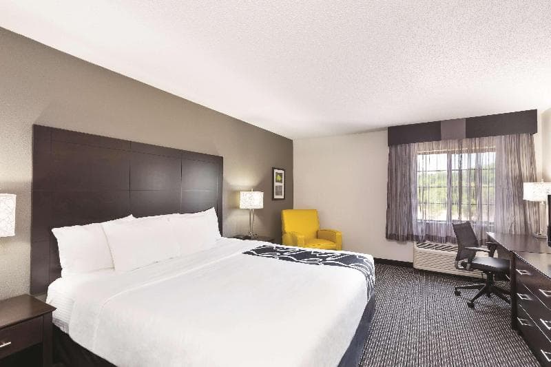 La Quinta Inn & Suites by Wyndham Milwaukee Delafield 5