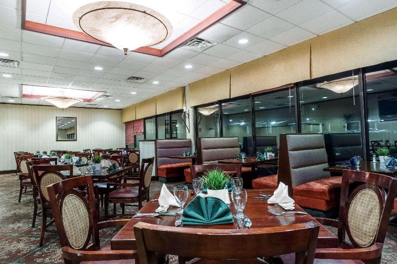 Clarion Hotel And Suites 4