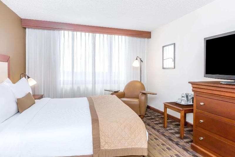 Clarion Hotel And Suites 5