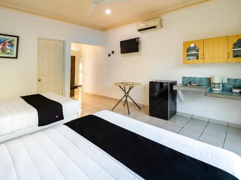 Capital O Hotel Parotas photo 1