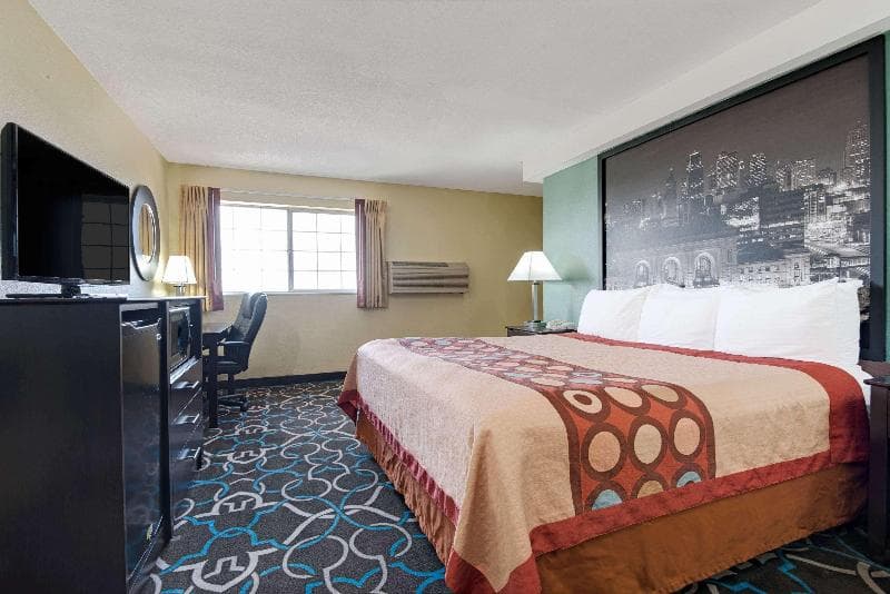 Super 8 by Wyndham Kansas City 3