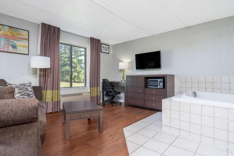 Super 8 By Wyndham Bloomington/Airport 3