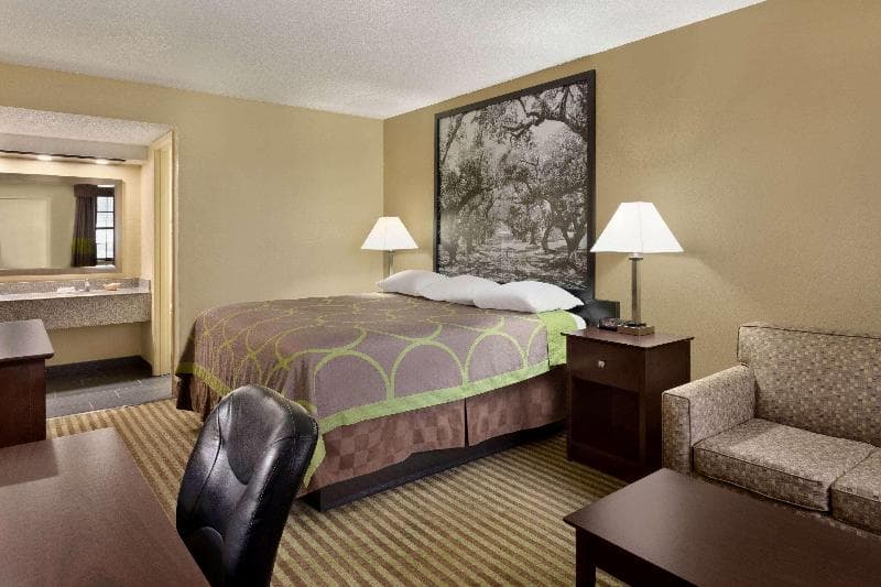 Super 8 by Wyndham Ruston photo 1