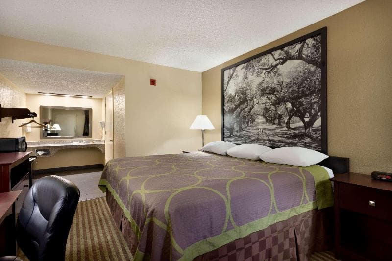 Super 8 by Wyndham Ruston 4