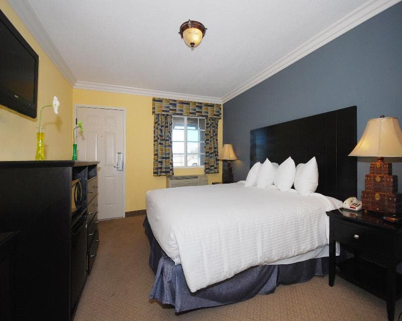 Solaire Inn & Suites 3