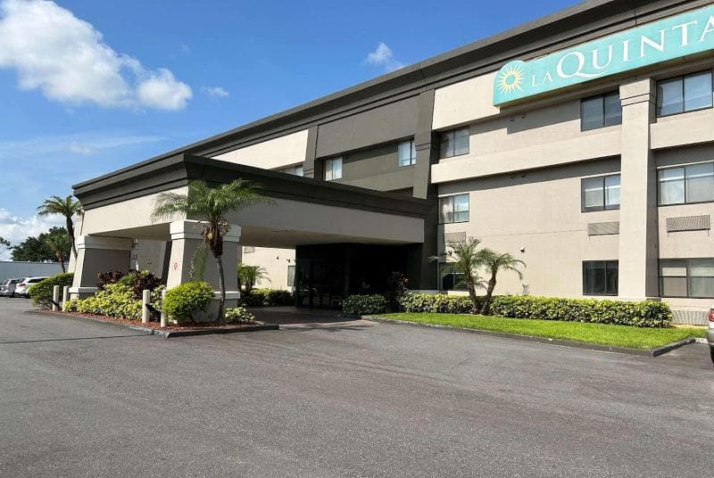 La Quinta Inn & Suites by Wyndham Orlando South 4