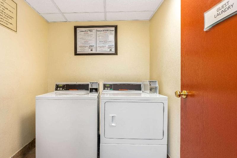 La Quinta Inn & Suites by Wyndham Orlando South 5