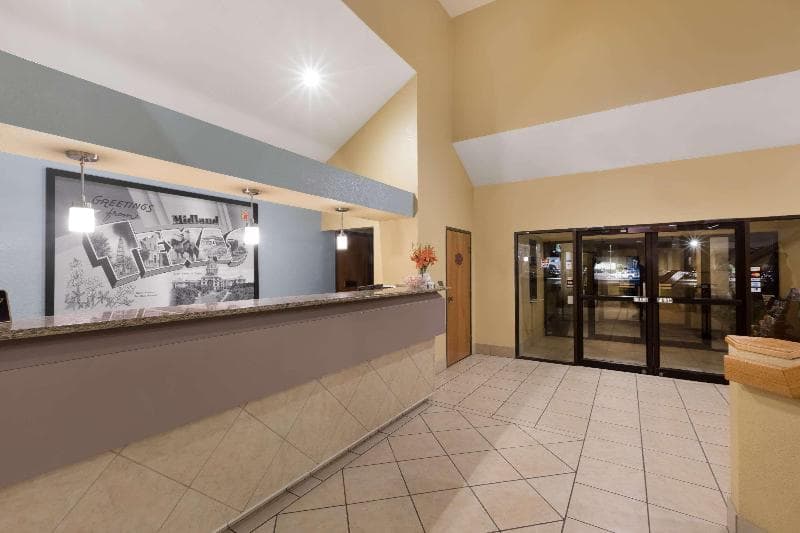 Super 8 By Wyndham Midland 4