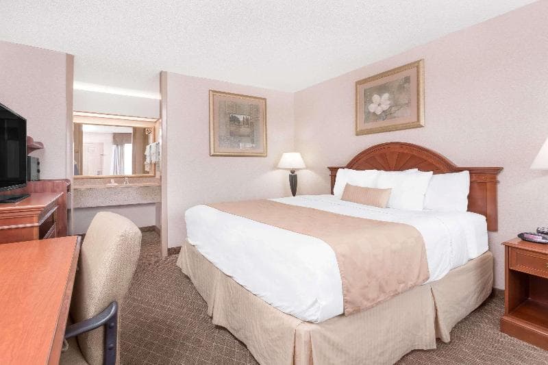 Ramada by Wyndham Macon 4