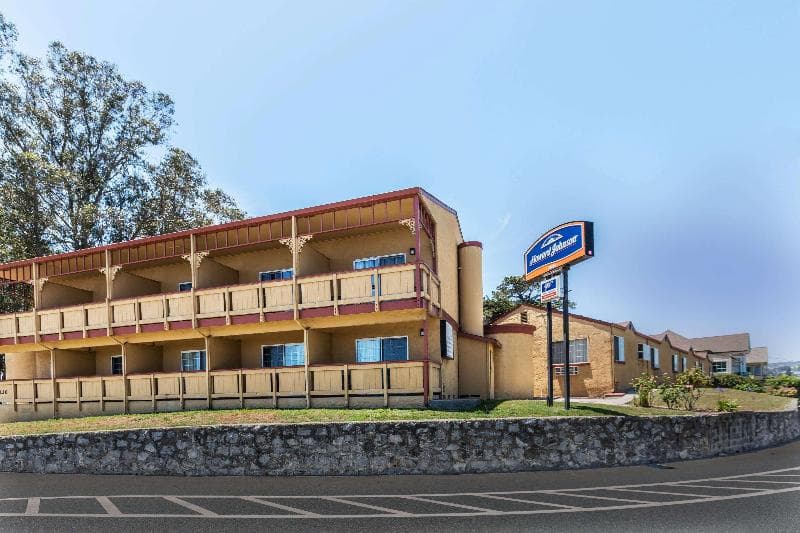 Howard Johnson By Wyndham Santa Cruz Beach Boardwalk 5