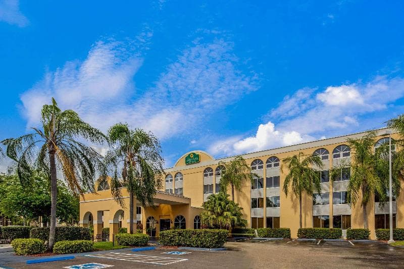 La Quinta Inn & Suites by Wyndham Miami Lakes 2