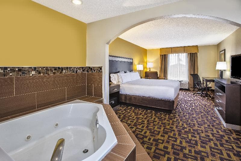 Holiday Inn Express & Suites Marysville 2