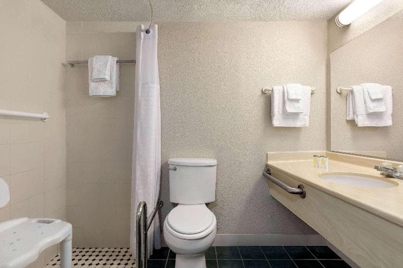 Days Inn by Wyndham Myrtle Beach-Beach Front 3