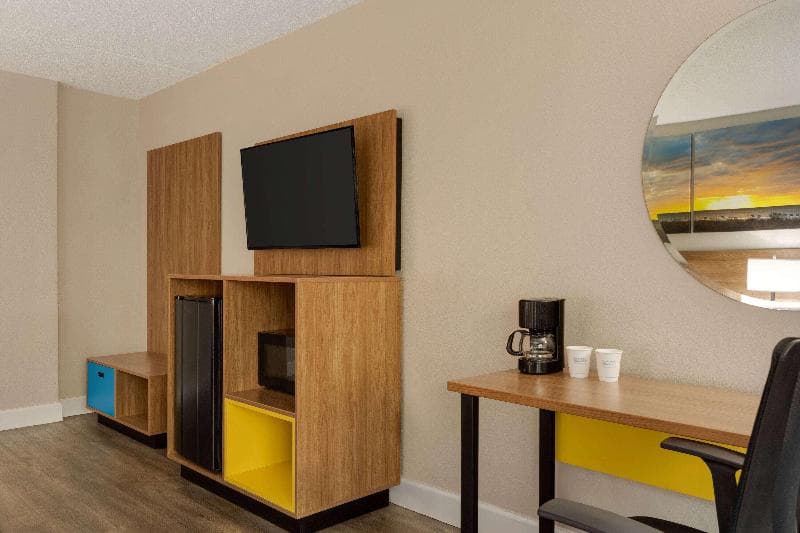 Days Inn by Wyndham Myrtle Beach-Beach Front 5