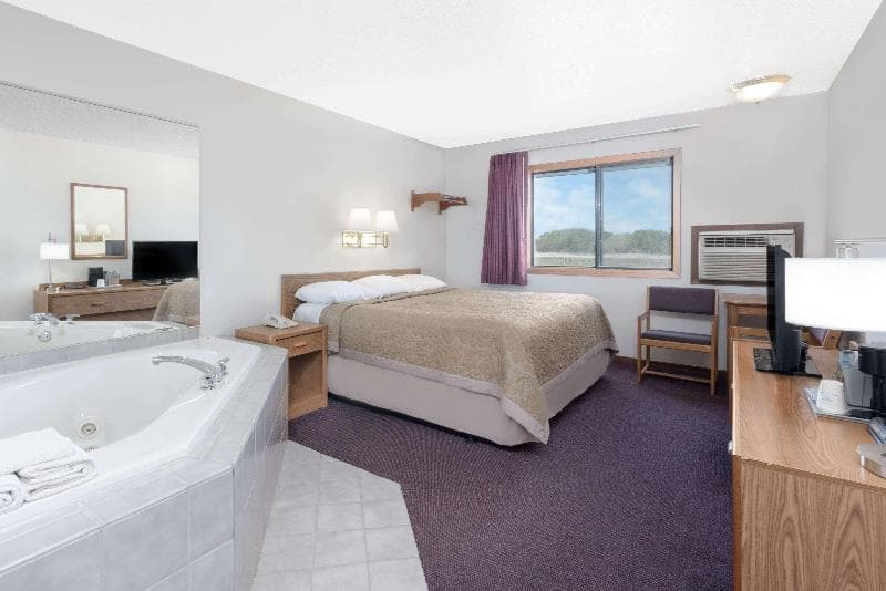 Super 8 by Wyndham Murdo 2